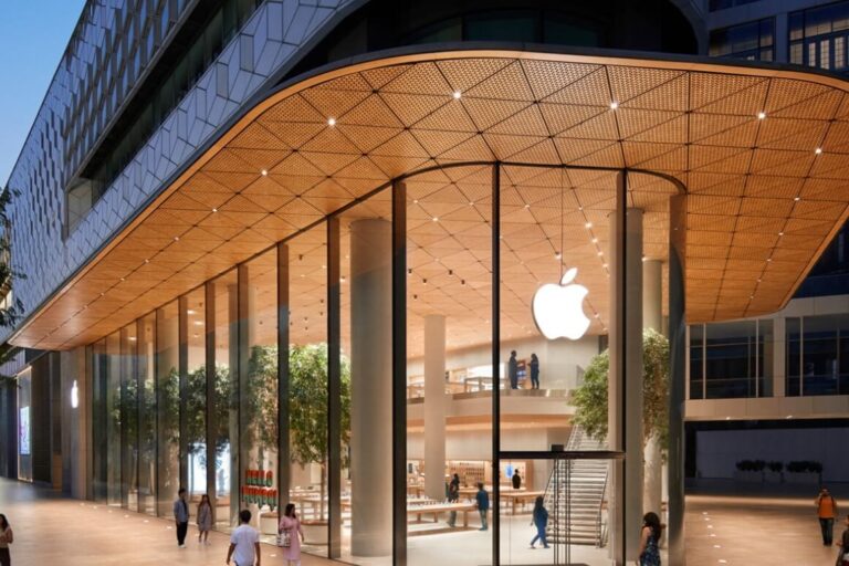 Apple makes India debut with new retail location in Mumbai April 18, 2023